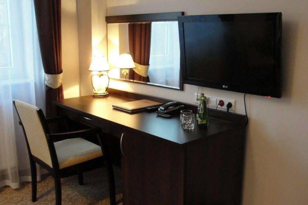Dwor Dwikozy Hotel Buitenkant foto