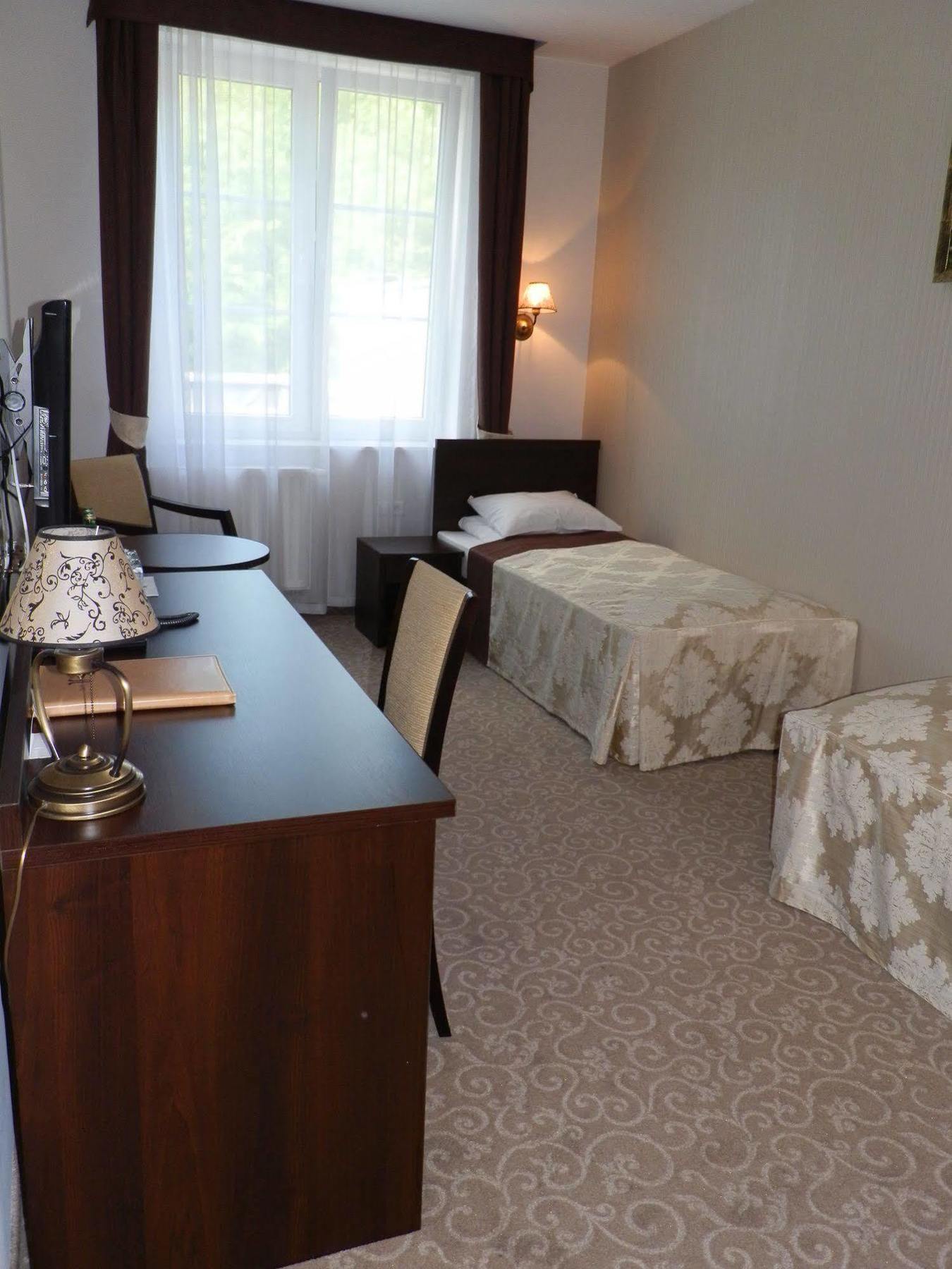 Dwor Dwikozy Hotel Buitenkant foto