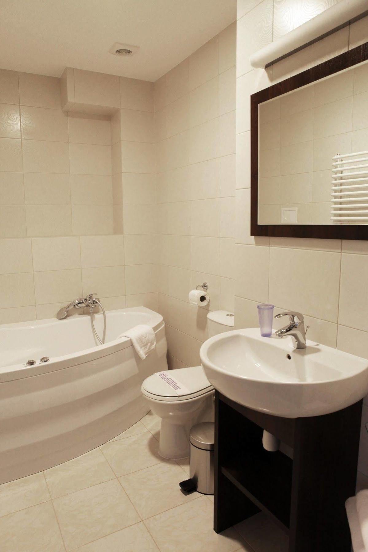 Dwor Dwikozy Hotel Buitenkant foto